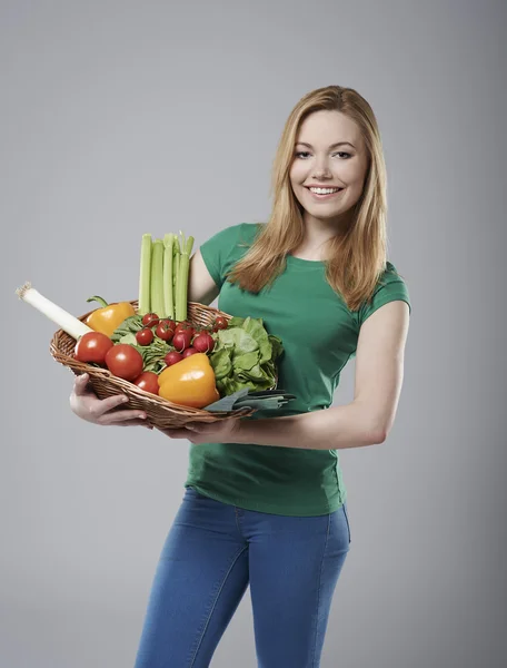 Donna con cesto pieno di cibo sano — Foto Stock