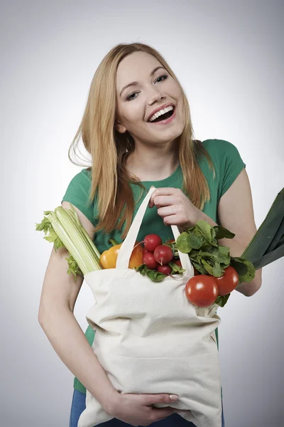 Mujer con cesta llena de comida sana — Foto de Stock
