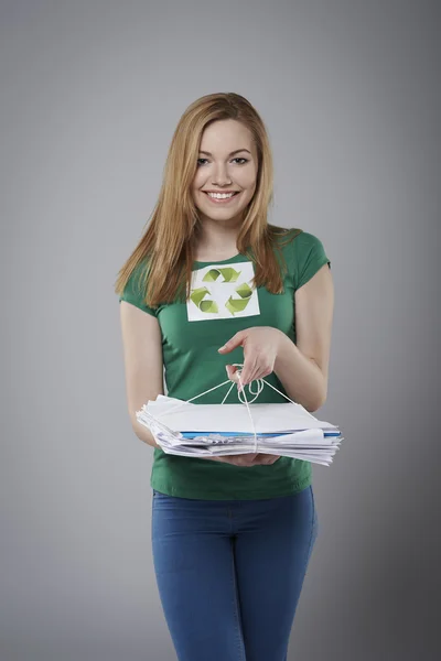 Mujer en concepto de reciclaje — Foto de Stock