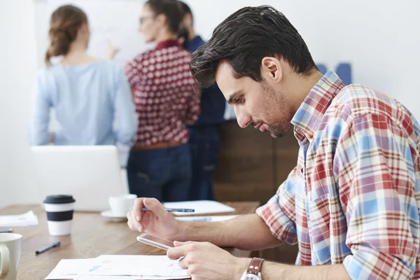 Kreativteam arbeitet zusammen — Stockfoto