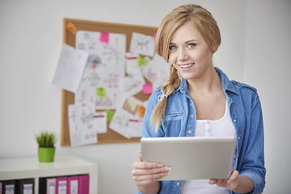 Young woman in modern office — Stock Photo, Image