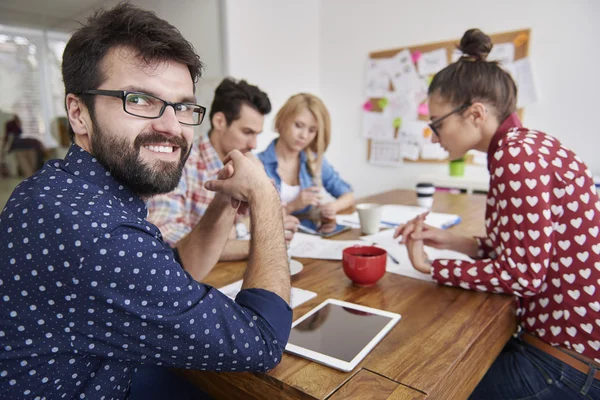 Équipe de créativité travaillant ensemble — Photo