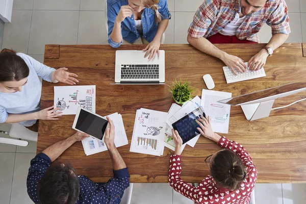 Equipo de creatividad trabajando juntos — Foto de Stock