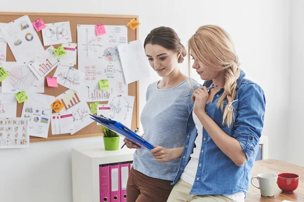 Mujeres jóvenes creativas de negocios — Foto de Stock