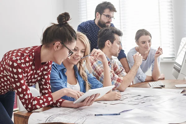 Équipe de créativité travaillant ensemble — Photo