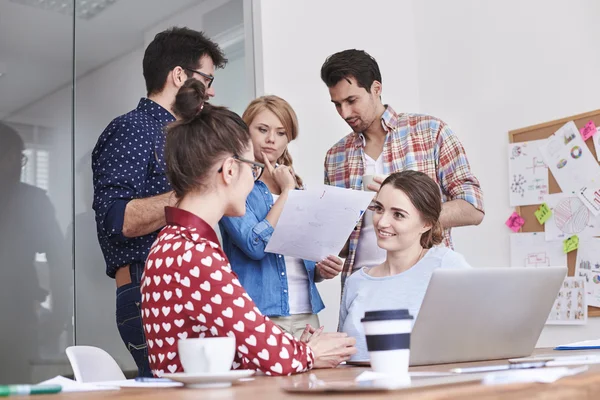 Équipe de créativité travaillant ensemble — Photo