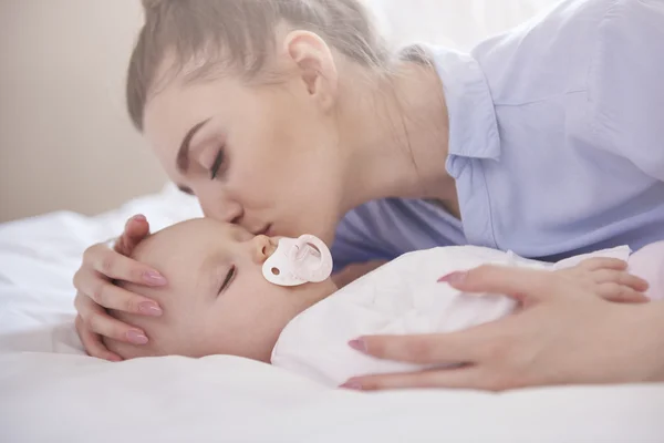 Jovem mãe brincando com bebê — Fotografia de Stock