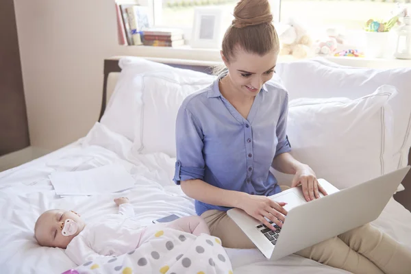 Ung mamma med laptop — Stockfoto