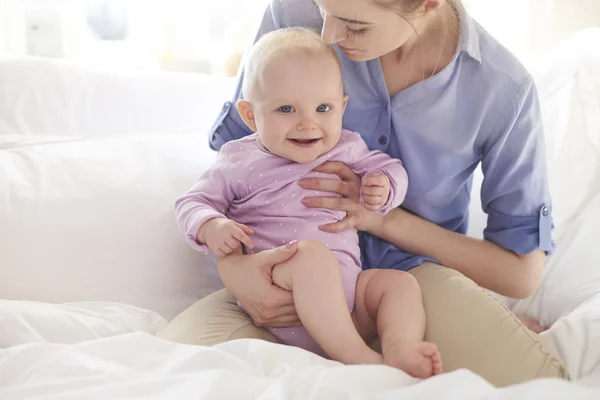 Jovem mãe brincando com bebê — Fotografia de Stock