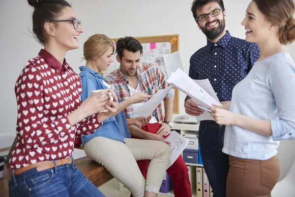 Kreativteam arbeitet zusammen — Stockfoto