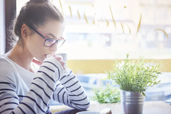 Mujer joven leyendo — Foto de Stock