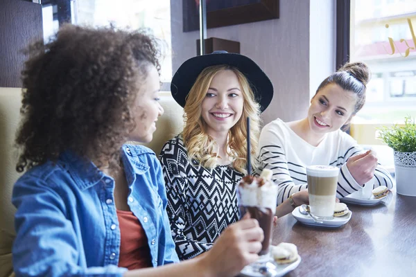 Freunde treffen sich im Café — Stockfoto