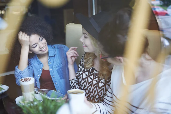 Vrienden bijeen in het café — Stockfoto