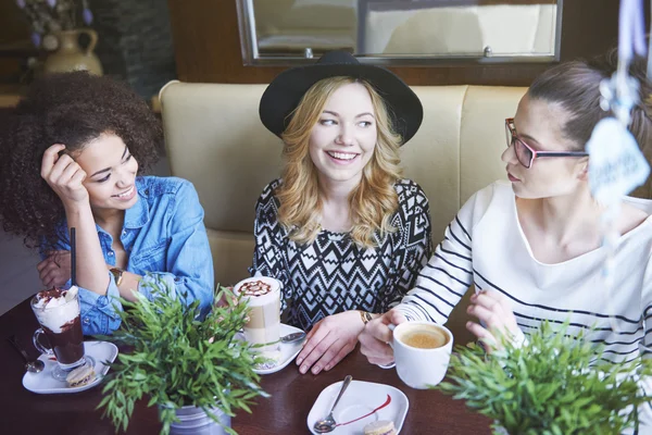 Incontro di amici al caffè — Foto Stock