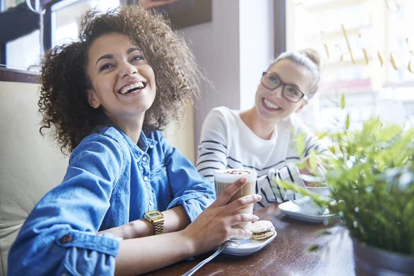 Vrienden bijeen in het café — Stockfoto