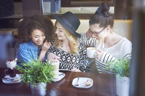 Reunión de amigos en el café — Foto de Stock