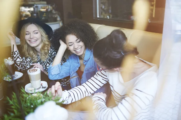 Encontro de amigos no café — Fotografia de Stock