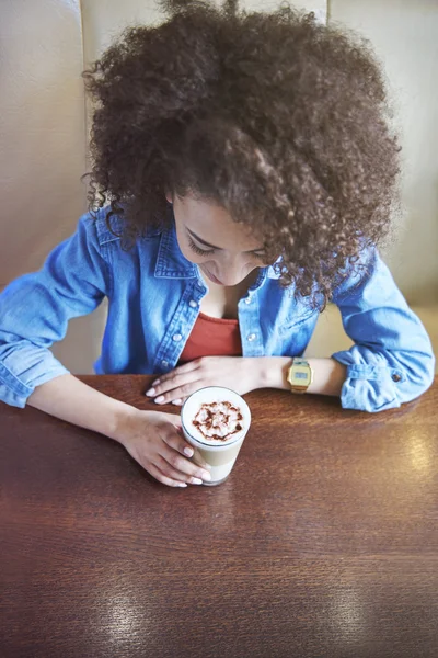 Jonge vrouw relaing in het café — Stockfoto