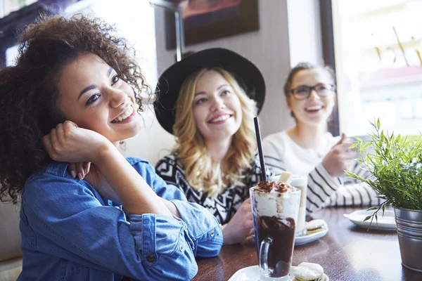 Encontro de amigos no café — Fotografia de Stock