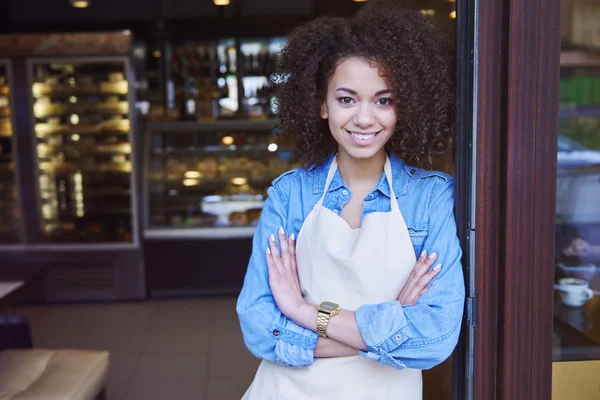 Propietario joven cafetería — Foto de Stock