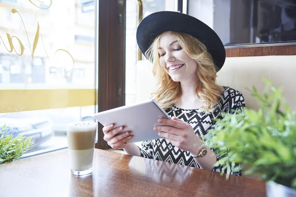 Jeune femme avec tablette numérique — Photo