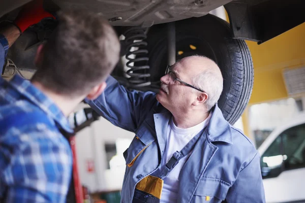 Two mechanics at the service — Stock Photo, Image