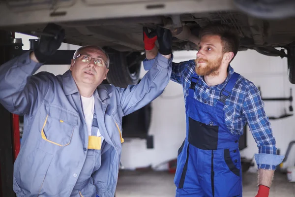 Two mechanics at the service — Stock Photo, Image