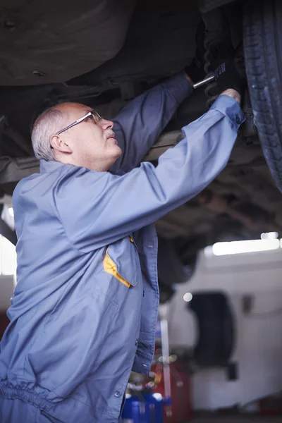 Mechanic opbrengt de auto — Stockfoto