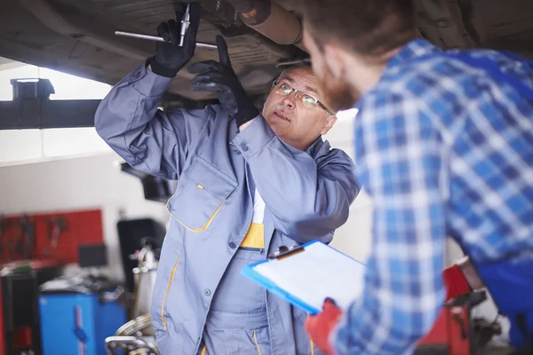 Two mechanics at the service — Stock Photo, Image