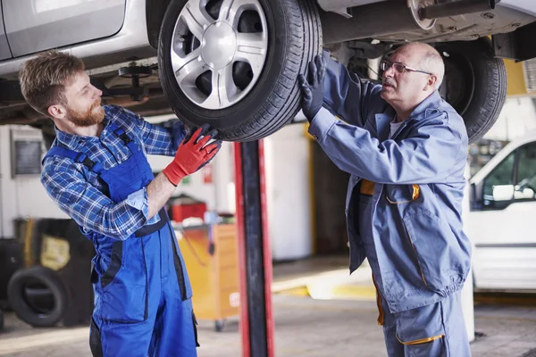 Two mechanics at the service — Stock Photo, Image