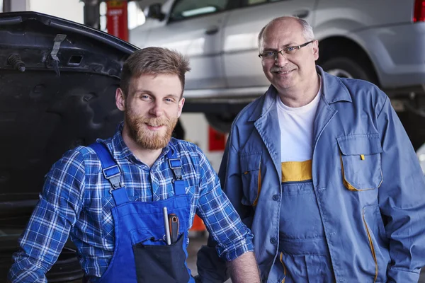 Two mechanics at the service — Stock Photo, Image