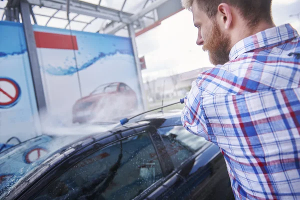 Adam araba yıkama — Stok fotoğraf