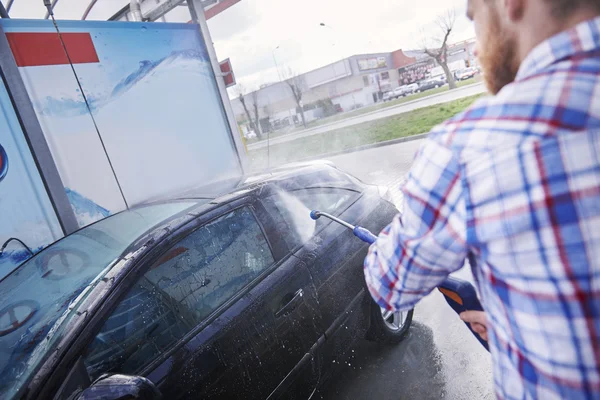 洗一辆车的人 — 图库照片