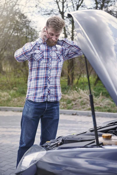 Hombre con coche roto — Foto de Stock