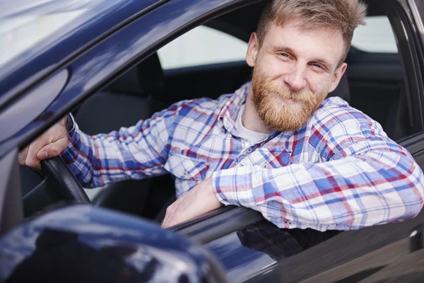 Homme conduisant une voiture — Photo