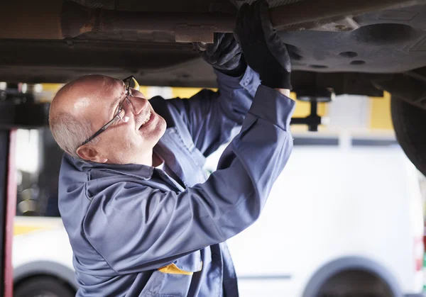 Mechanic opbrengt de auto — Stockfoto