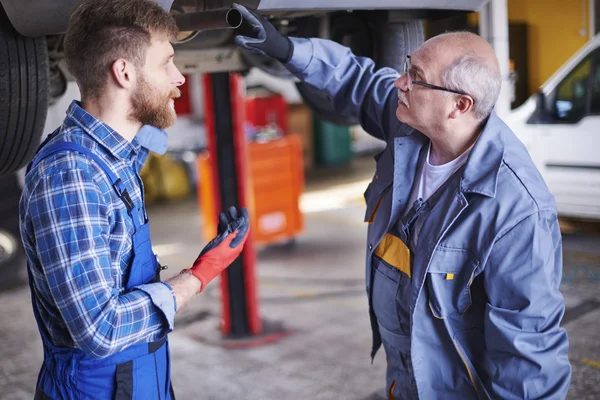 Two mechanics at the service — Stock Photo, Image