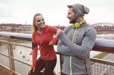 Fitness çift birlikte açık havada