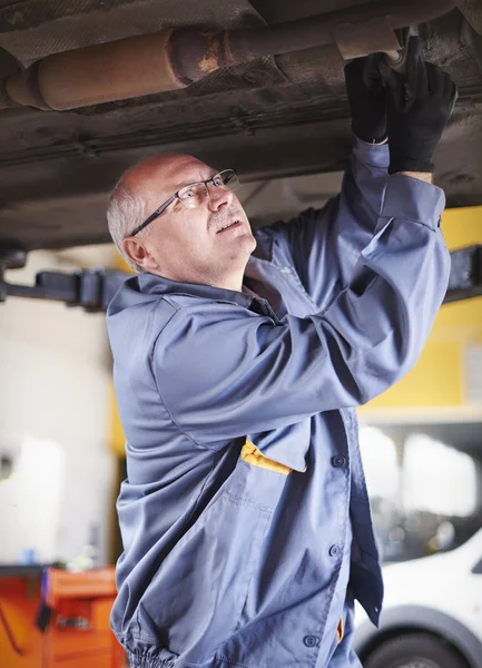 Mekaniker reparing bilen — Stockfoto