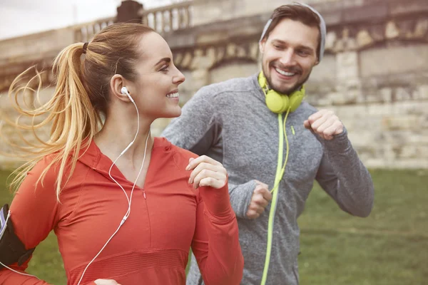 Fitness coppia jogging all'aperto — Foto Stock