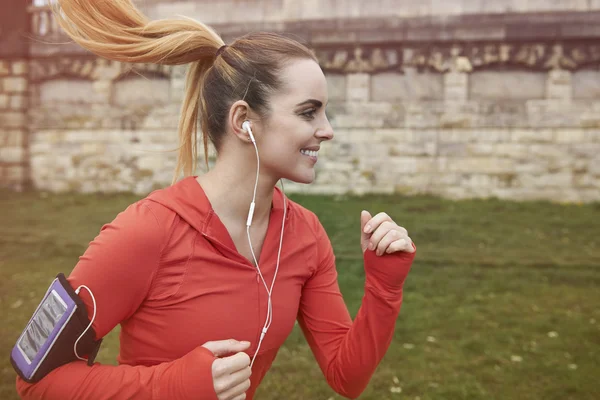 Jonge vrouw joggen — Stockfoto