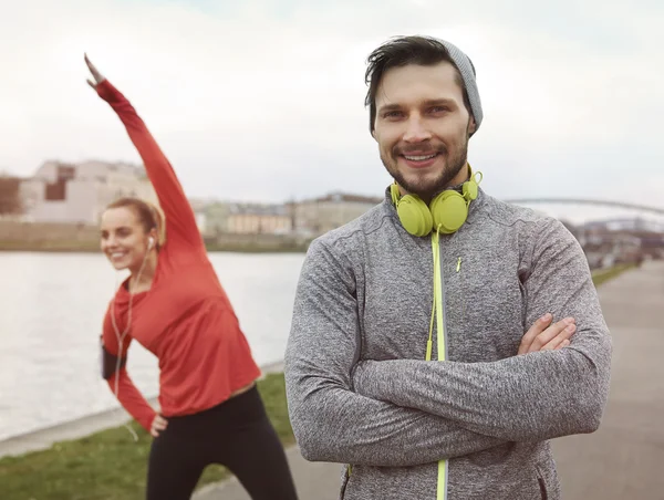 Fitnesspaar zusammen im Freien — Stockfoto