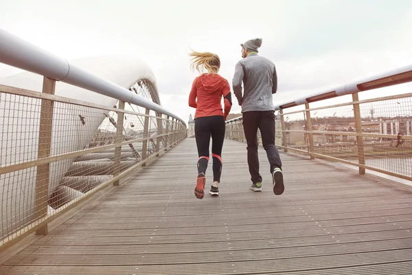 Fitness-Paar joggt im Freien — Stockfoto