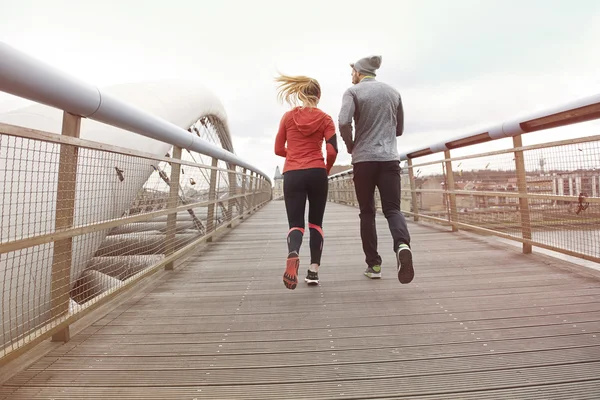 Fitness pár běhání venku — Stock fotografie