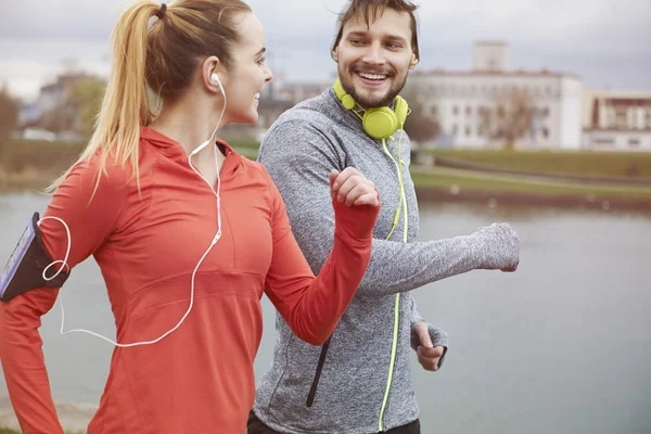 Fitness pareja trotando al aire libre —  Fotos de Stock
