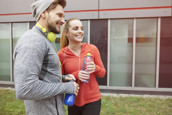 Fitness casal juntos ao ar livre — Fotografia de Stock