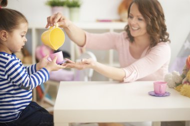 Anne kızı ile oynamak