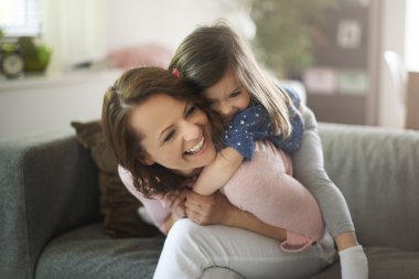Sevimli kızıyla birlikte mutlu anne