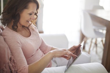 Gülümseyen kadın dijital tablet ile dinlenme