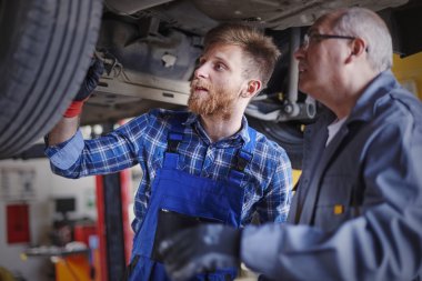 Auto makinist iş başında.